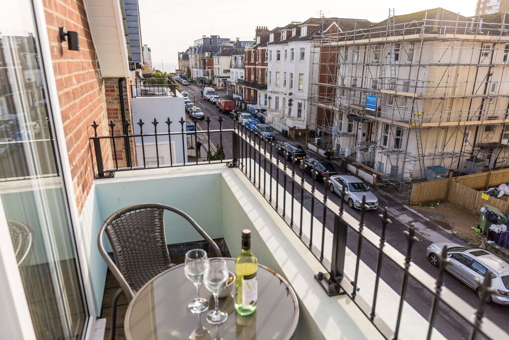 Penthouse 2-Bed Apt w/ Sea Views, Parking & Wi-Fi
