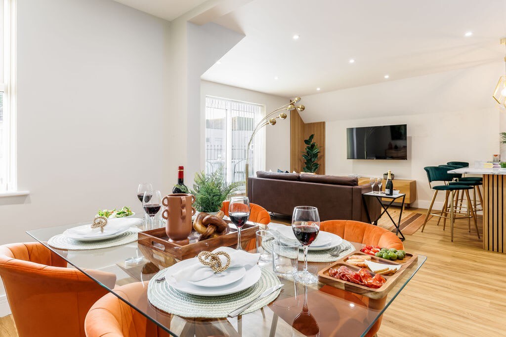 Penthouse 2-Bed Apt w/ Sea Views, Parking & Wi-Fi