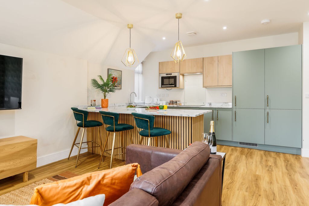 Penthouse 2-Bed Apt w/ Sea Views, Parking & Wi-Fi