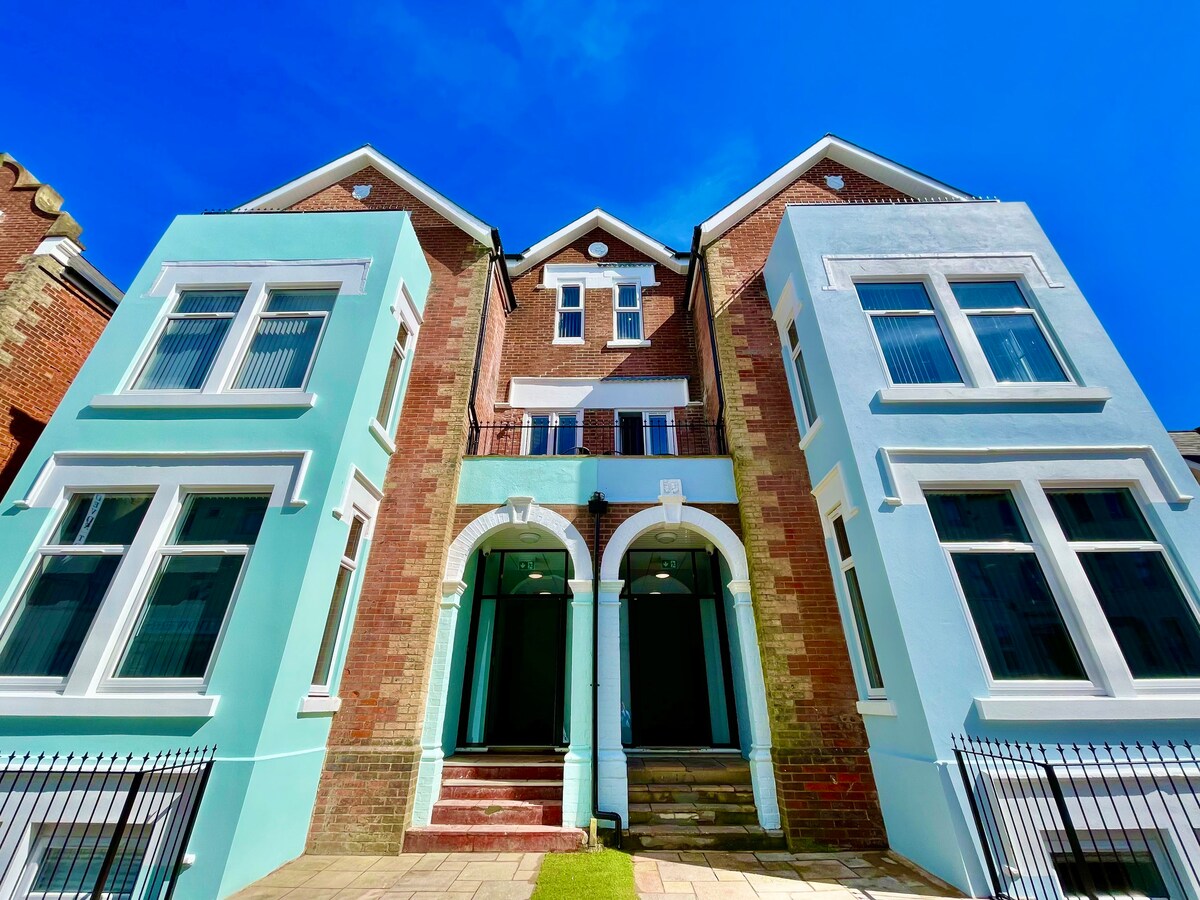 NEW! Stunning 1-bed Apt w/ Balcony & Free Parking