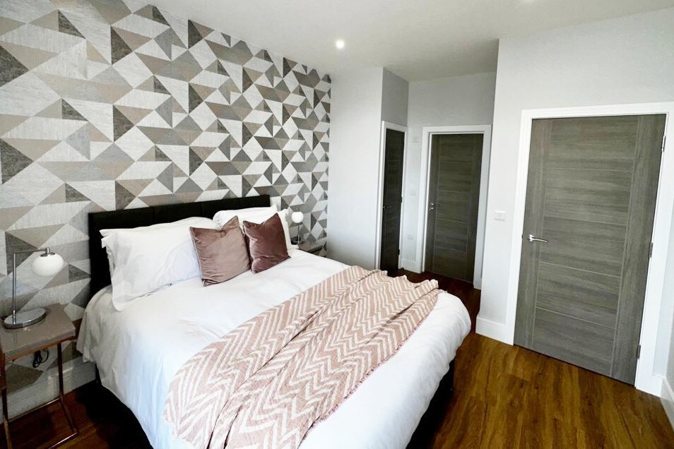 Brand NEW! Homely 1-bed Apt w/ Free Parking & WiFi - Photo 2