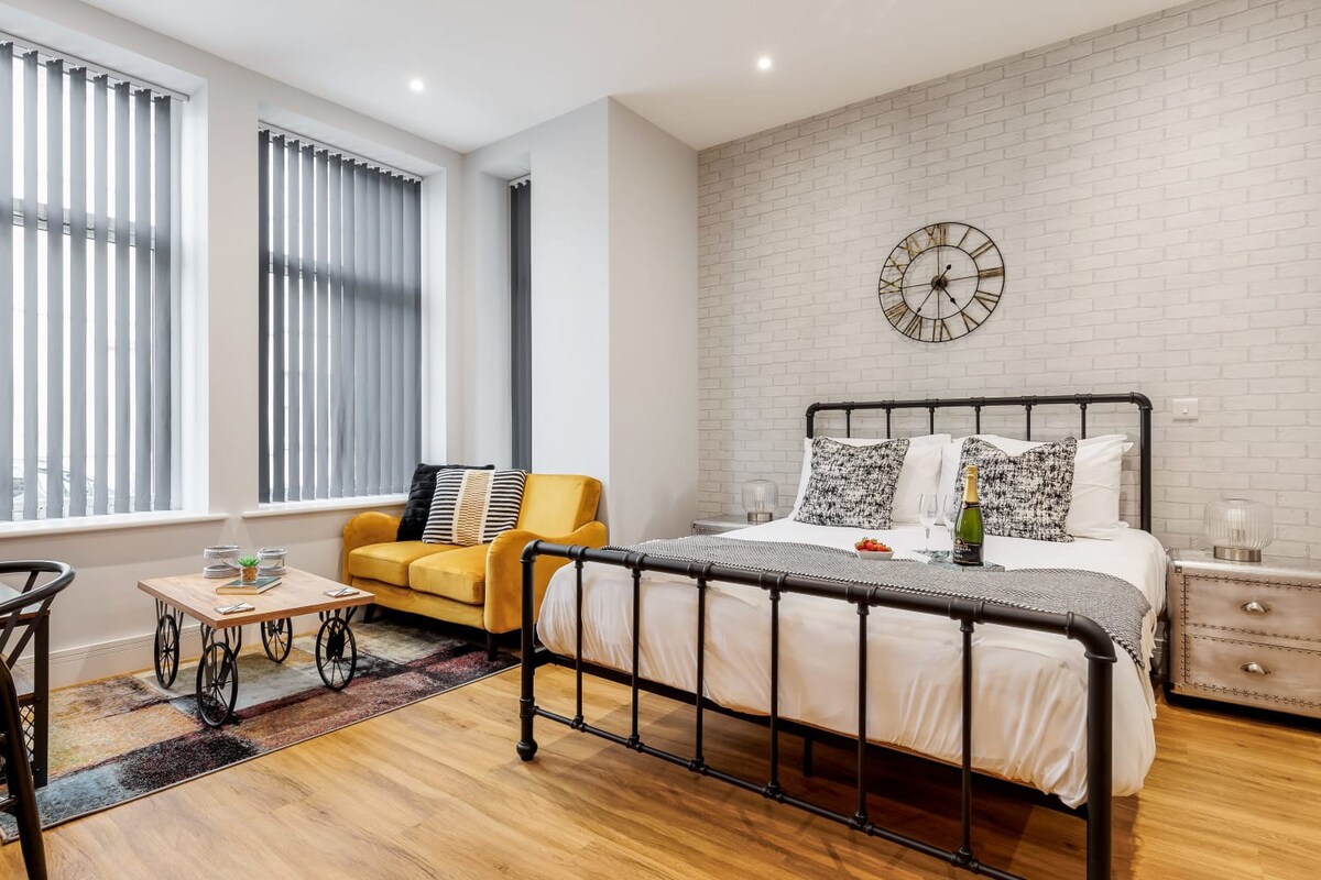 NEW! Superb Studio Apt w/ Free Parking & WiFi