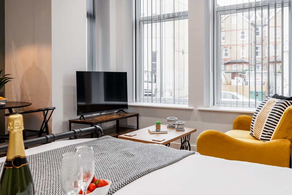 NEW! Superb Studio Apt w/ Free Parking & WiFi