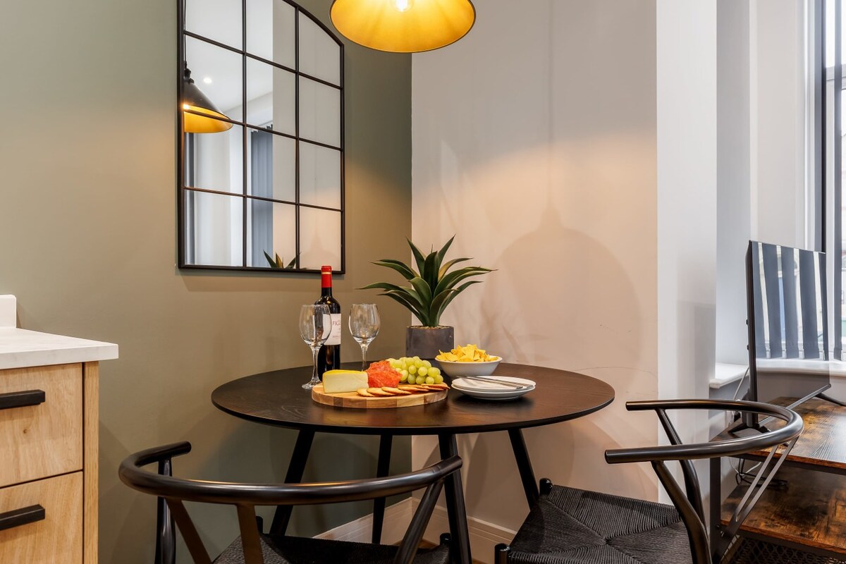 NEW! Superb Studio Apt w/ Free Parking & WiFi
