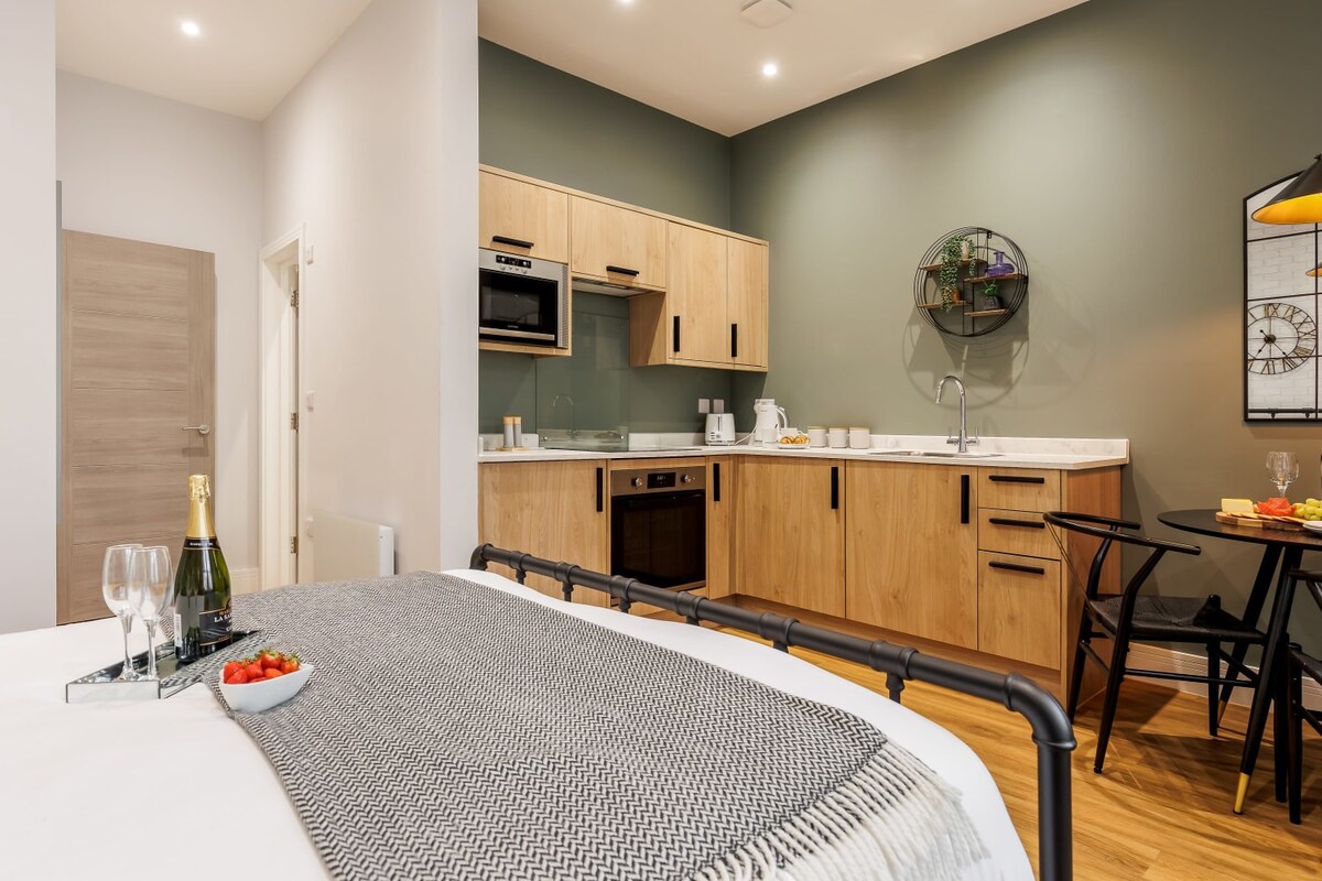 NEW! Superb Studio Apt w/ Free Parking & WiFi