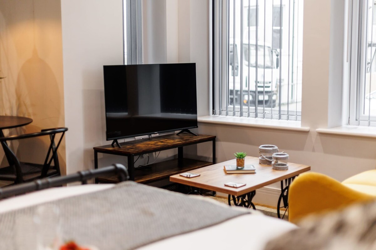 NEW! Superb Studio Apt w/ Free Parking & WiFi