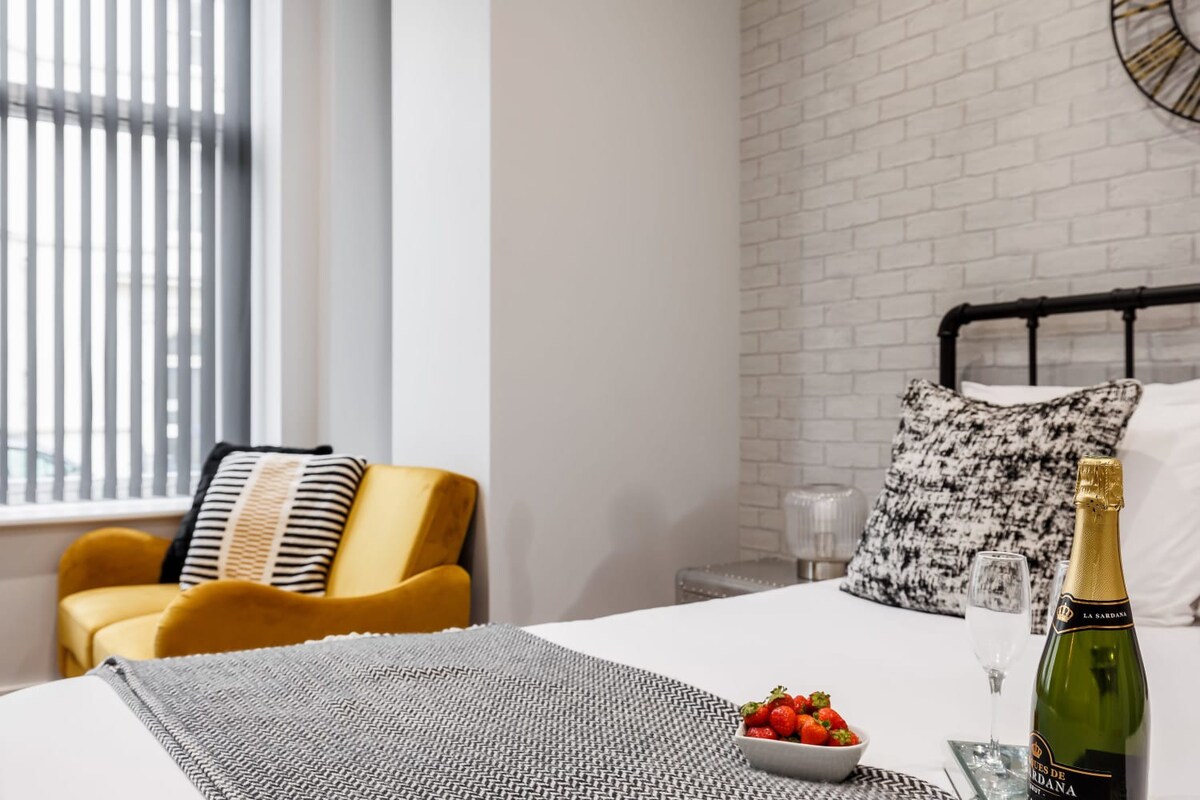 NEW! Superb Studio Apt w/ Free Parking & WiFi