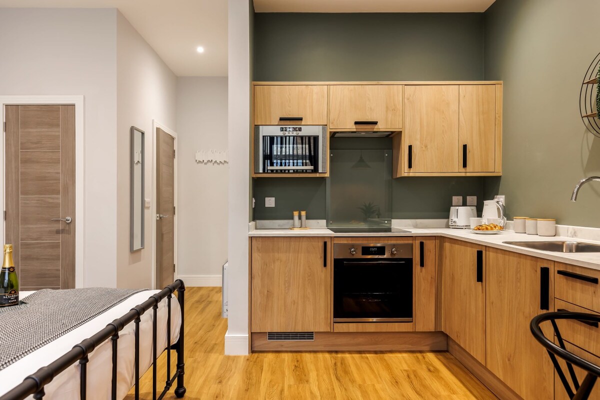 NEW! Superb Studio Apt w/ Free Parking & WiFi