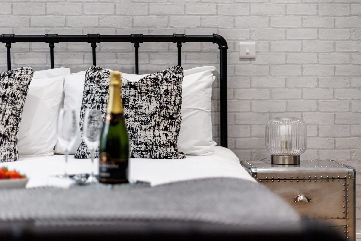 NEW! Superb Studio Apt w/ Free Parking & WiFi
