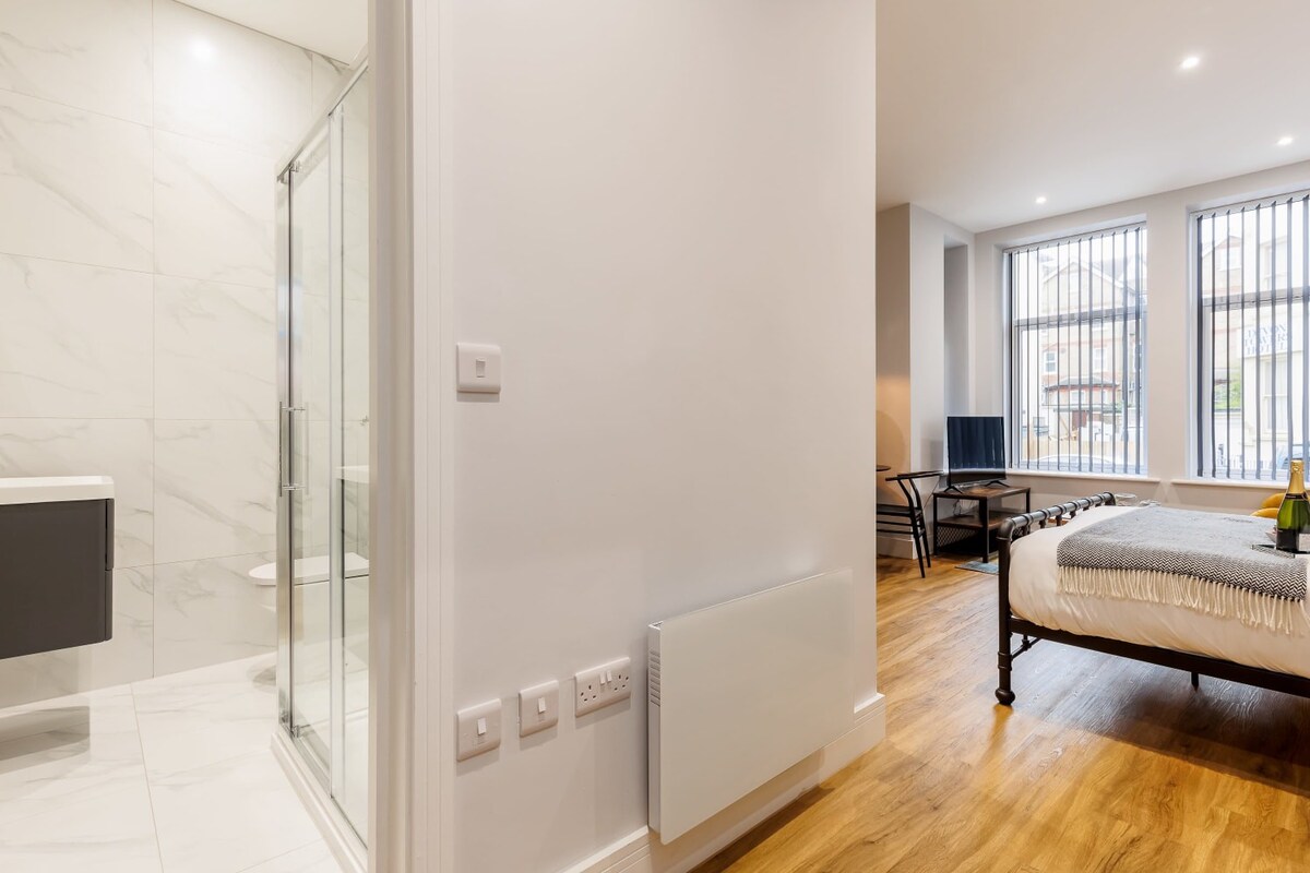 NEW! Superb Studio Apt w/ Free Parking & WiFi