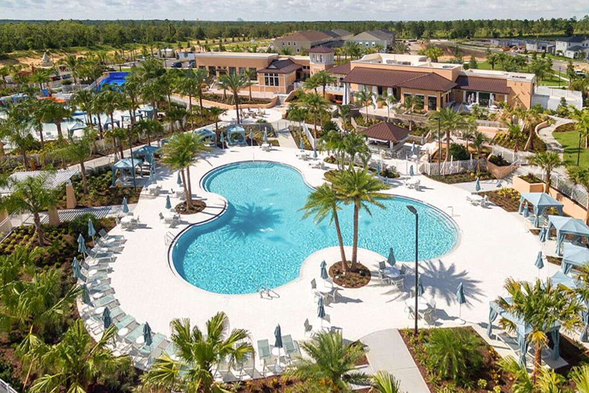 The Solara Resort clubhouse has two different pools areas, the main pool area with zero entry all the way around and the kids play area features water slides and splash bucket which they will love. For the adults, there are ample sun loungers and cabanas.