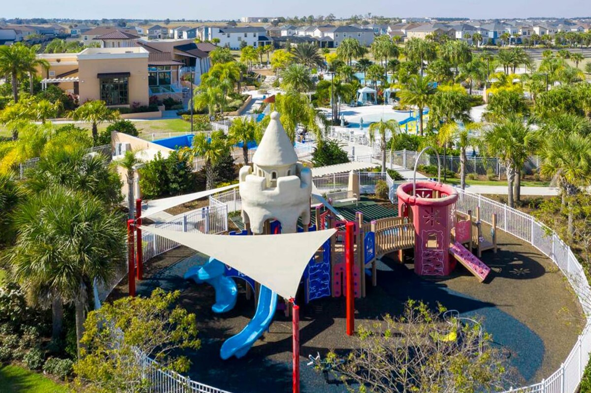 The Solara Resort clubhouse has two different pools areas, the main pool area with zero entry all the way around and the kids play area features water slides and splash bucket which they will love. For the adults, there are ample sun loungers and cab