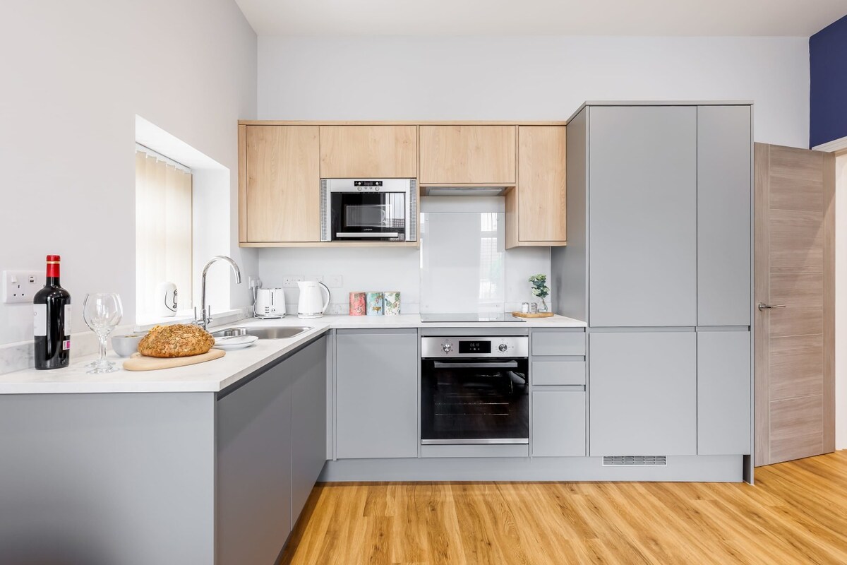 Cosy & Colourful 1-bed Apt w/ Free Parking & Wi-Fi - Photo 2