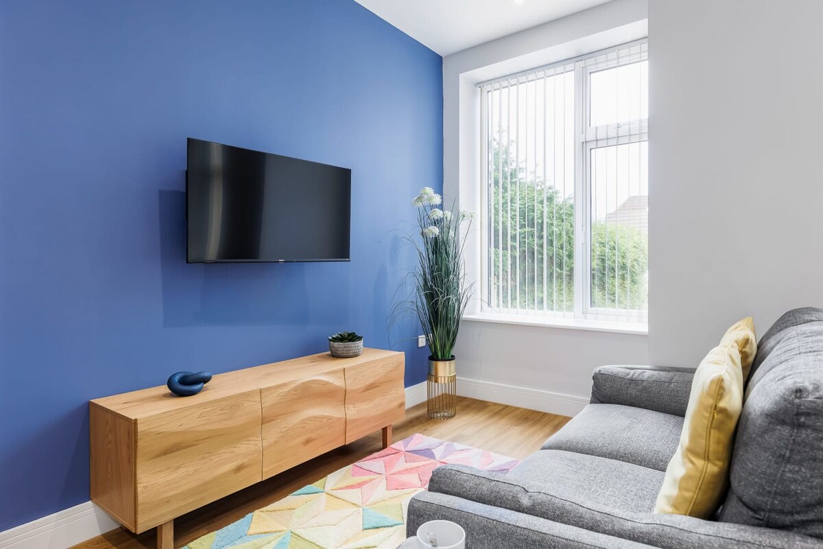 Cosy & Colourful 1-bed Apt w/ Free Parking & Wi-Fi - Photo 3