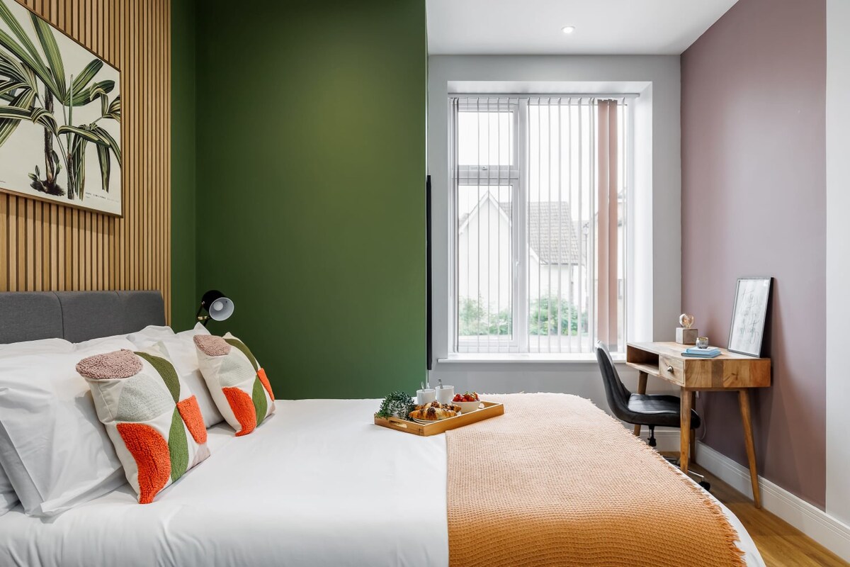 Cosy & Colourful 1-bed Apt w/ Free Parking & Wi-Fi