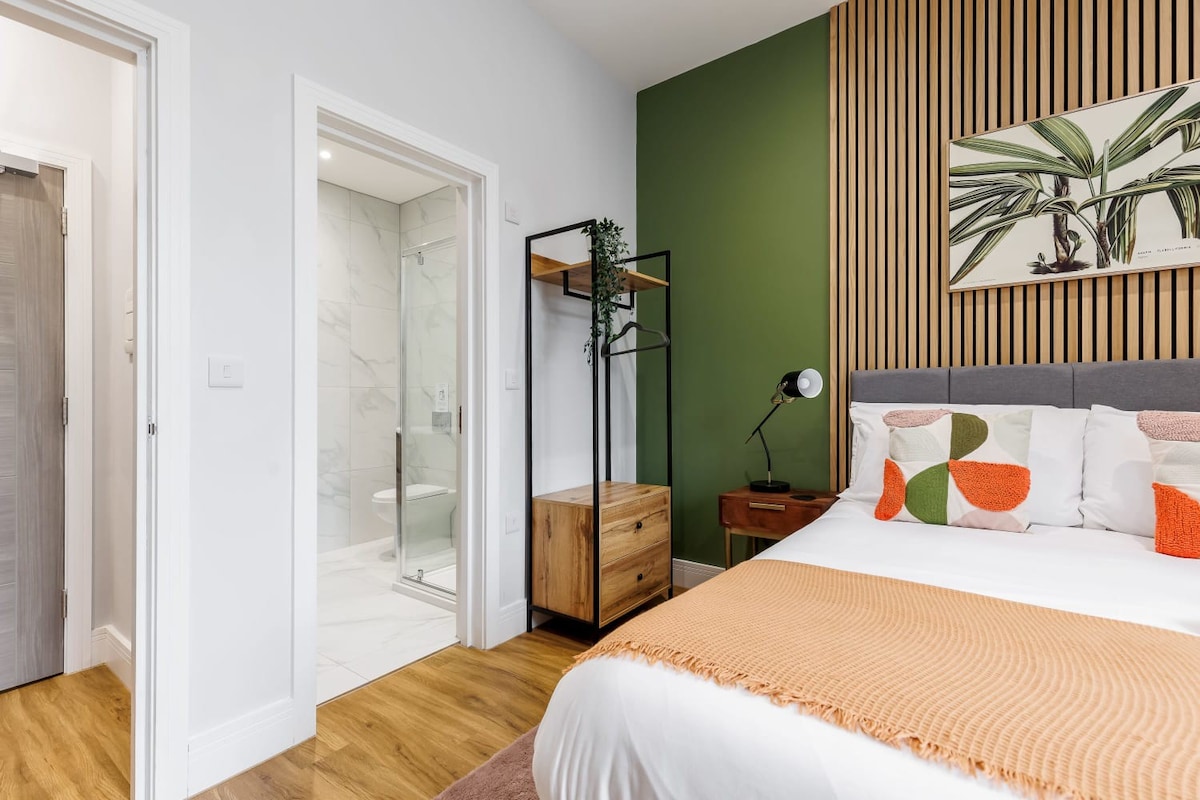 Cosy & Colourful 1-bed Apt w/ Free Parking & Wi-Fi
