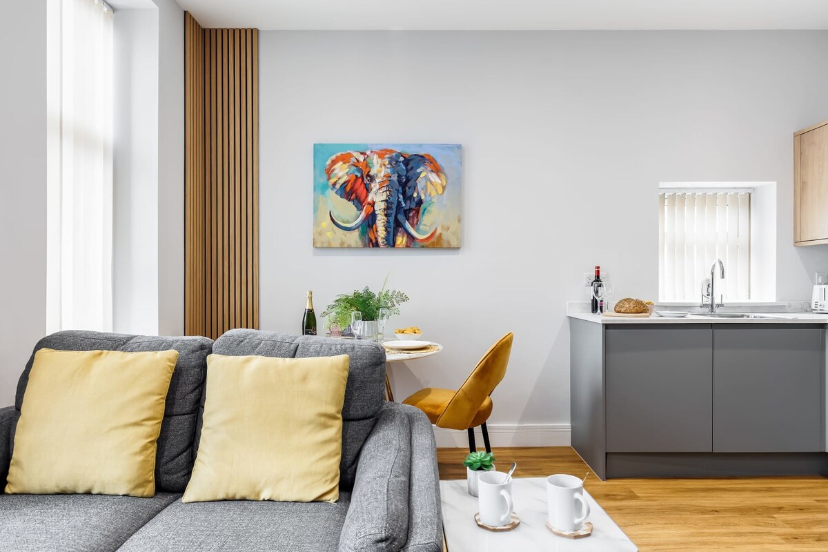 Cosy & Colourful 1-bed Apt w/ Free Parking & Wi-Fi