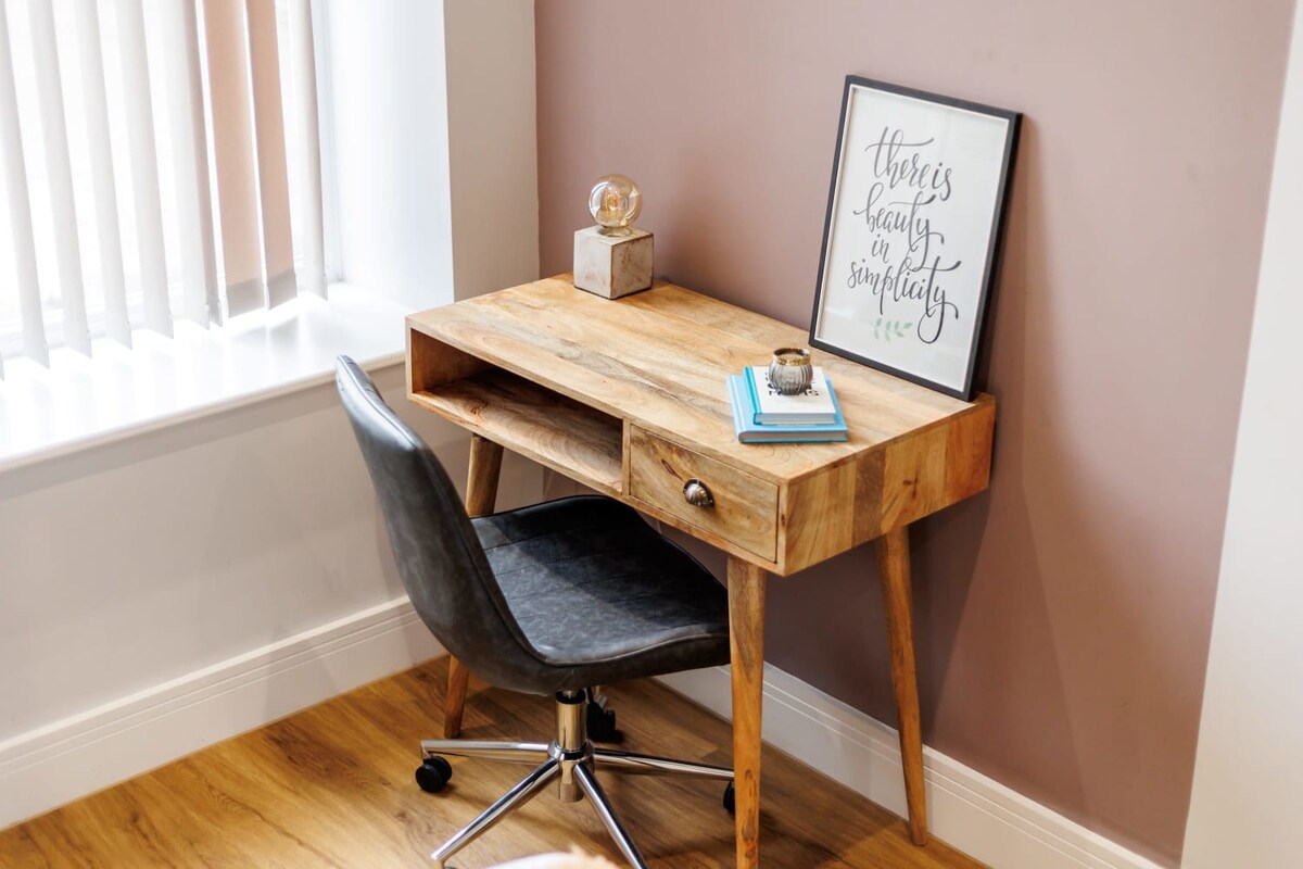 Cosy & Colourful 1-bed Apt w/ Free Parking & Wi-Fi