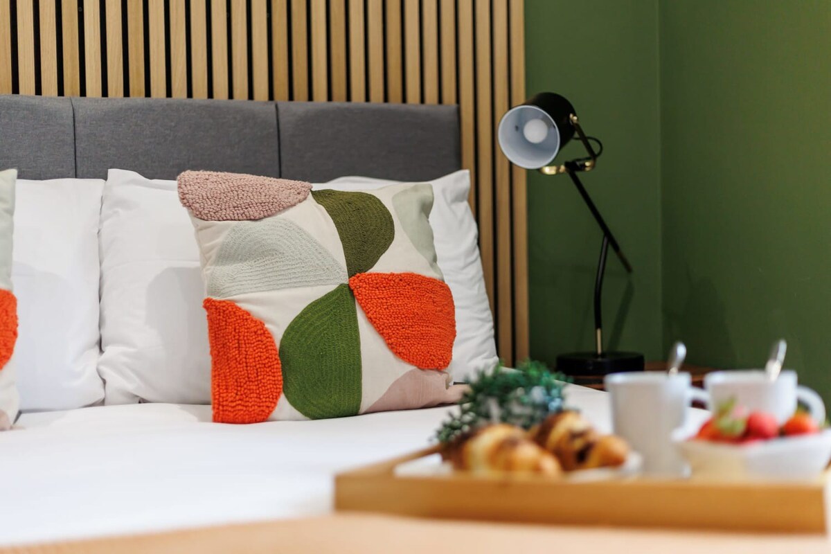 Cosy & Colourful 1-bed Apt w/ Free Parking & Wi-Fi