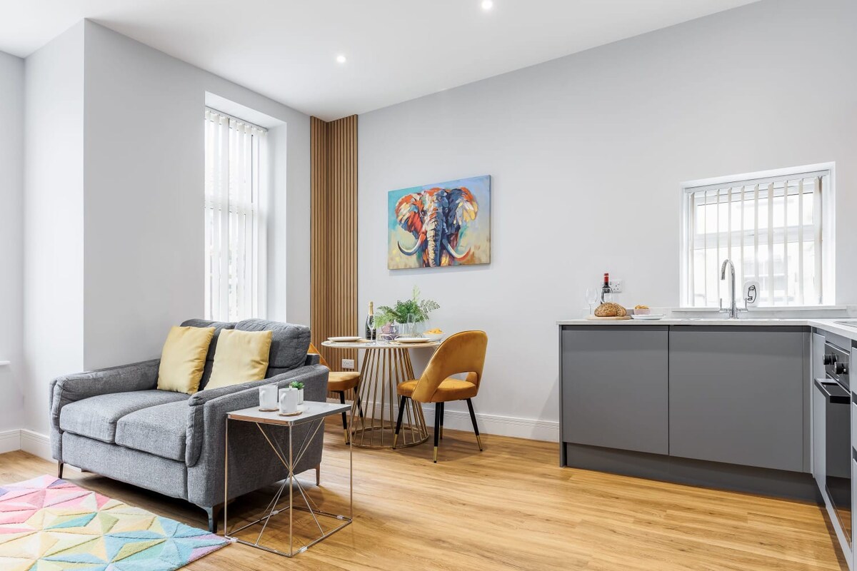Cosy & Colourful 1-bed Apt w/ Free Parking & Wi-Fi