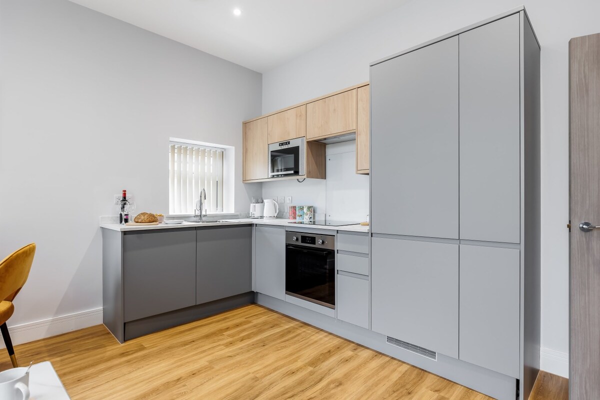 Cosy & Colourful 1-bed Apt w/ Free Parking & Wi-Fi