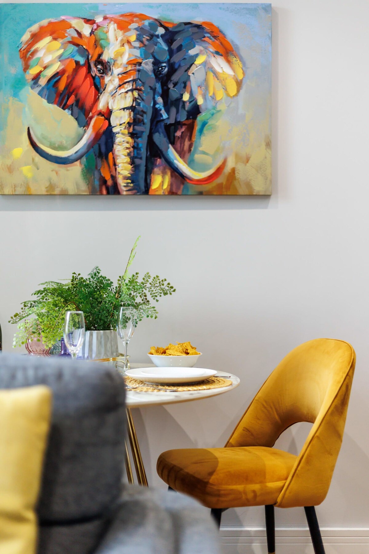 Cosy & Colourful 1-bed Apt w/ Free Parking & Wi-Fi