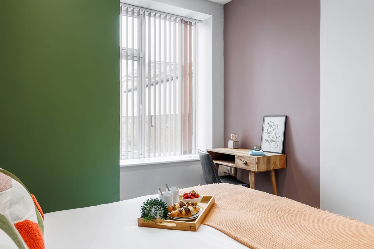Cosy & Colourful 1-bed Apt w/ Free Parking & Wi-Fi