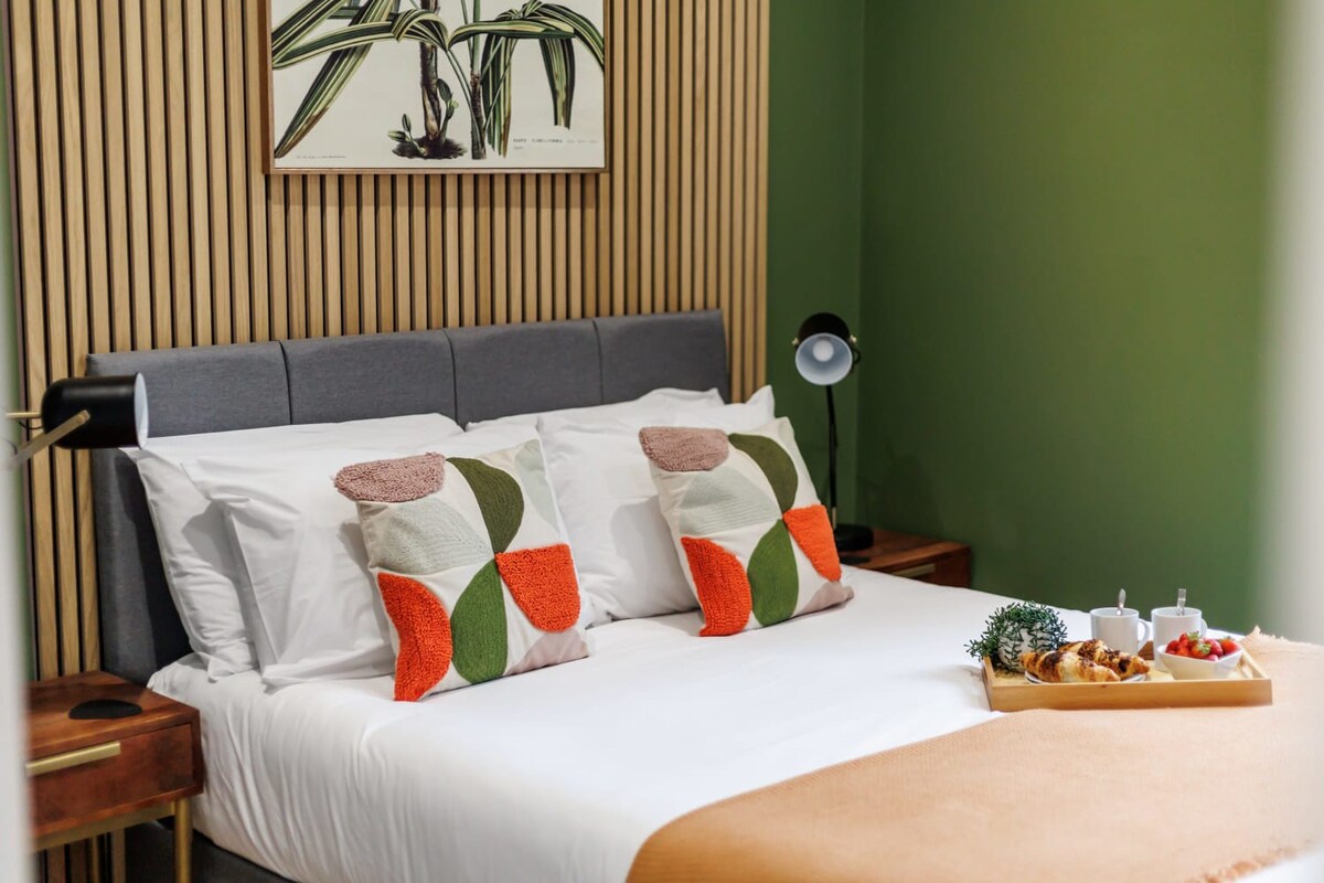 Cosy & Colourful 1-bed Apt w/ Free Parking & Wi-Fi