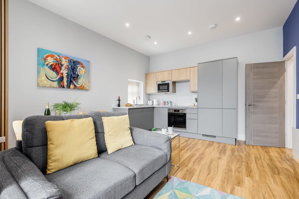 Cosy & Colourful 1-bed Apt w/ Free Parking & Wi-Fi