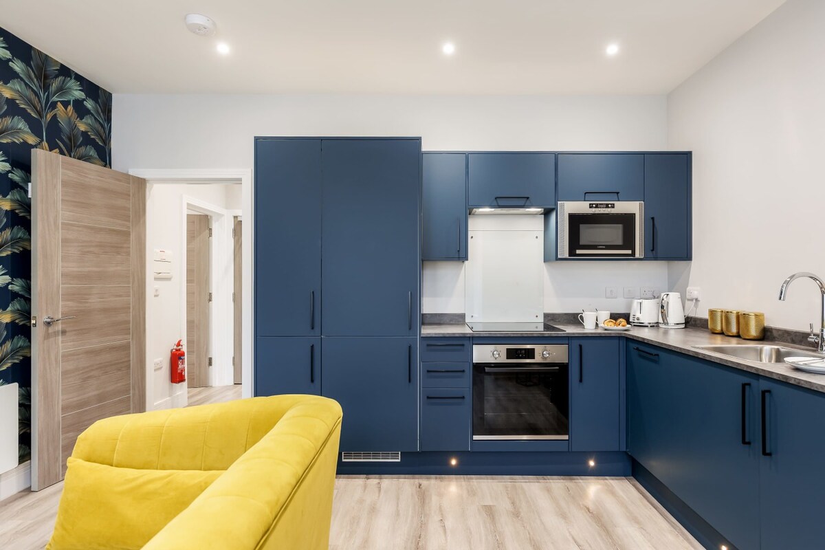 Elegant 1-bed Apt w/ Balcony, Free Parking & Wi-Fi - Photo 2