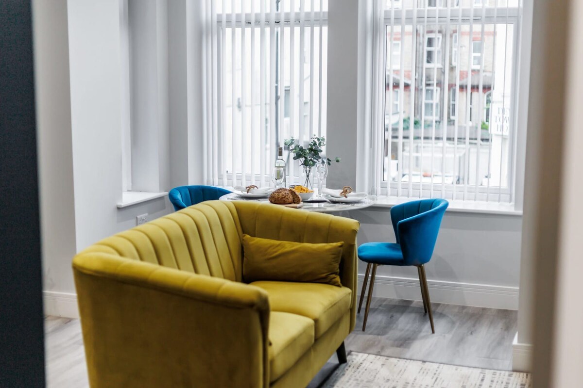 Elegant 1-bed Apt w/ Balcony, Free Parking & Wi-Fi