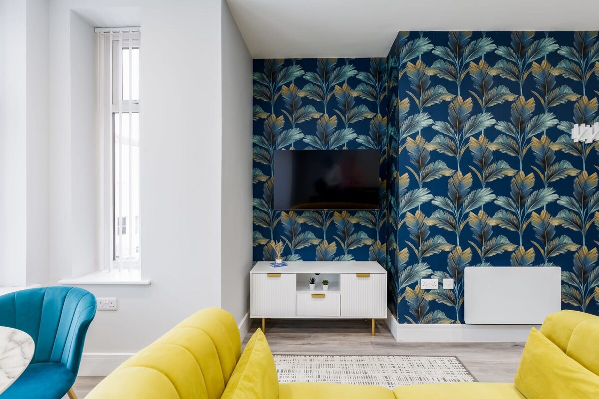 Elegant 1-bed Apt w/ Balcony, Free Parking & Wi-Fi