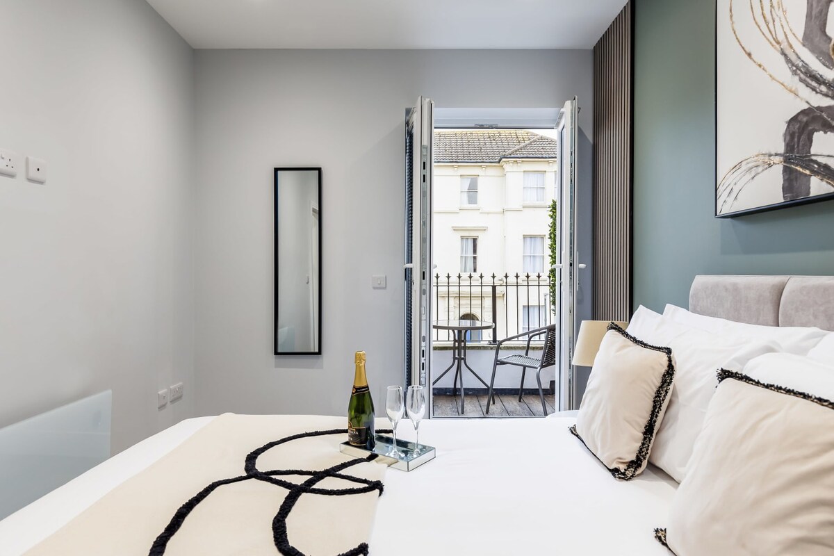 Elegant 1-bed Apt w/ Balcony, Free Parking & Wi-Fi