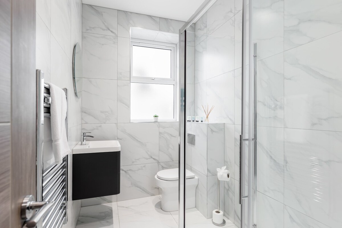 Elegant 1-bed Apt w/ Balcony, Free Parking & Wi-Fi
