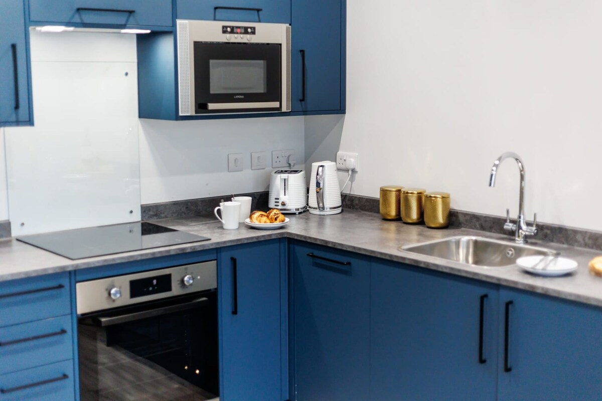 Elegant 1-bed Apt w/ Balcony, Free Parking & Wi-Fi