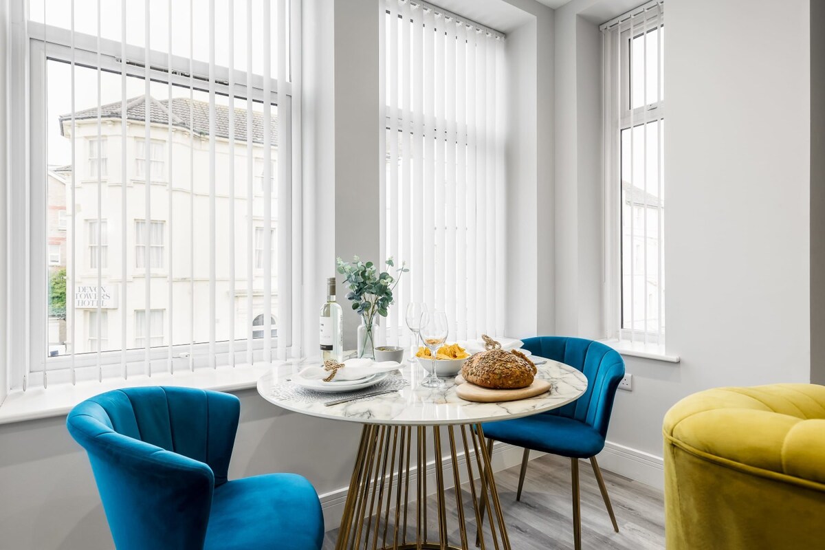 Elegant 1-bed Apt w/ Balcony, Free Parking & Wi-Fi