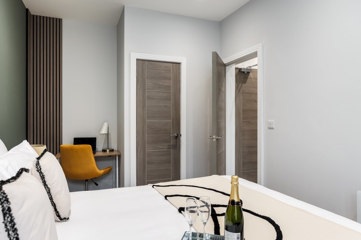 Elegant 1-bed Apt w/ Balcony, Free Parking & Wi-Fi