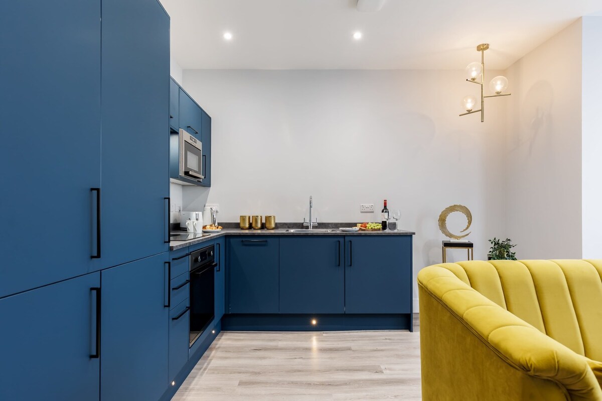 Elegant 1-bed Apt w/ Balcony, Free Parking & Wi-Fi