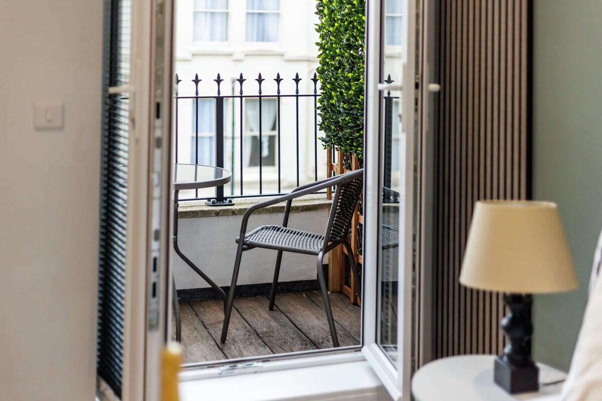 Elegant 1-bed Apt w/ Balcony, Free Parking & Wi-Fi - Photo 3