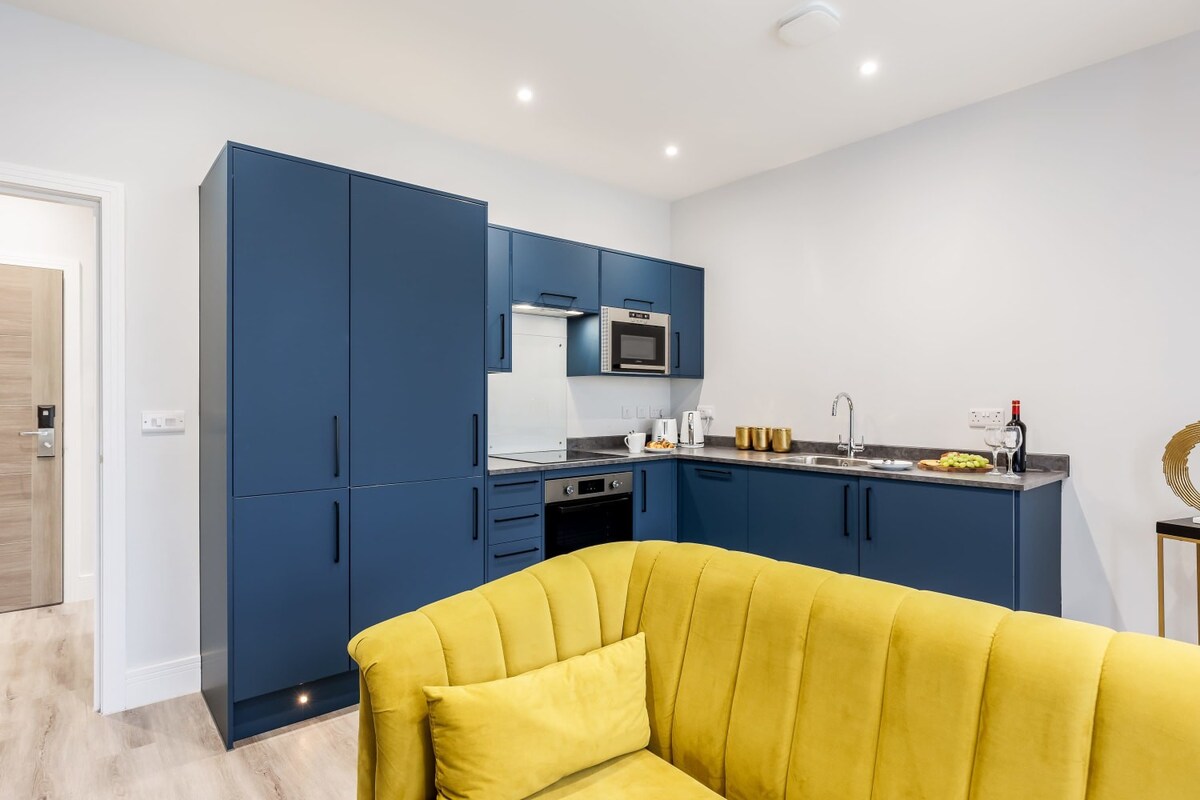 Elegant 1-bed Apt w/ Balcony, Free Parking & Wi-Fi