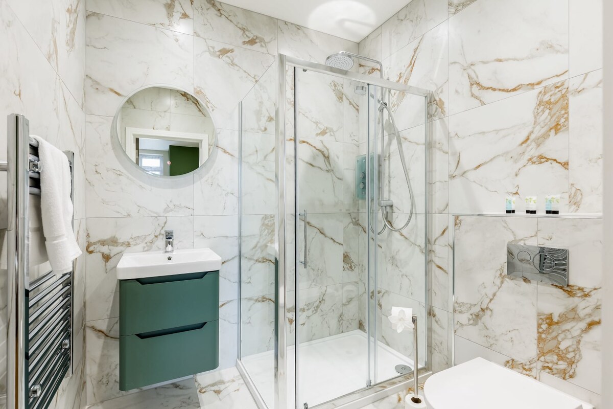Beautiful, Bright 1-bed Apt w/ Free Parking & WiFi