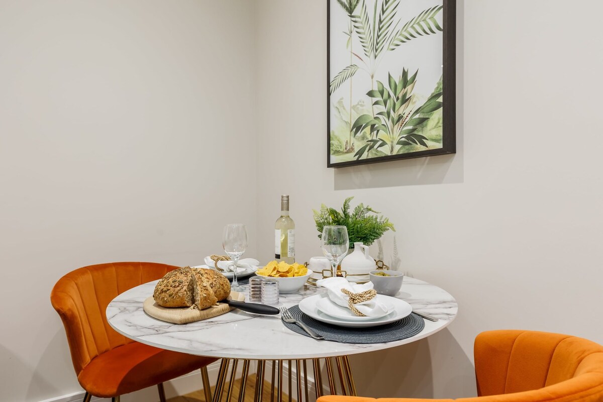 Beautiful, Bright 1-bed Apt w/ Free Parking & WiFi