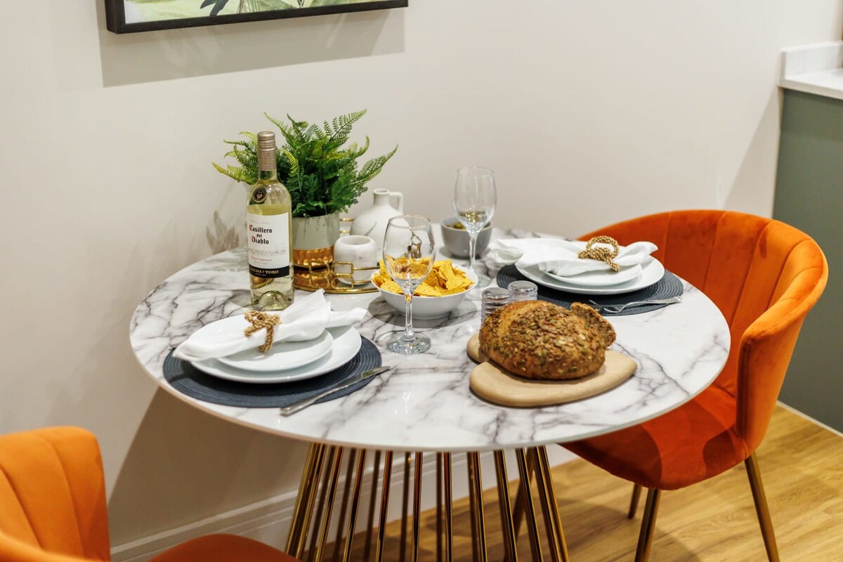 Beautiful, Bright 1-bed Apt w/ Free Parking & WiFi