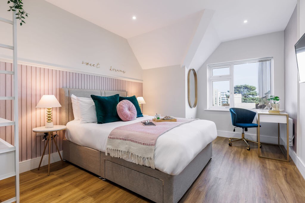 Homely Penthouse w/ Balcony, Free Parking & Wi-Fi