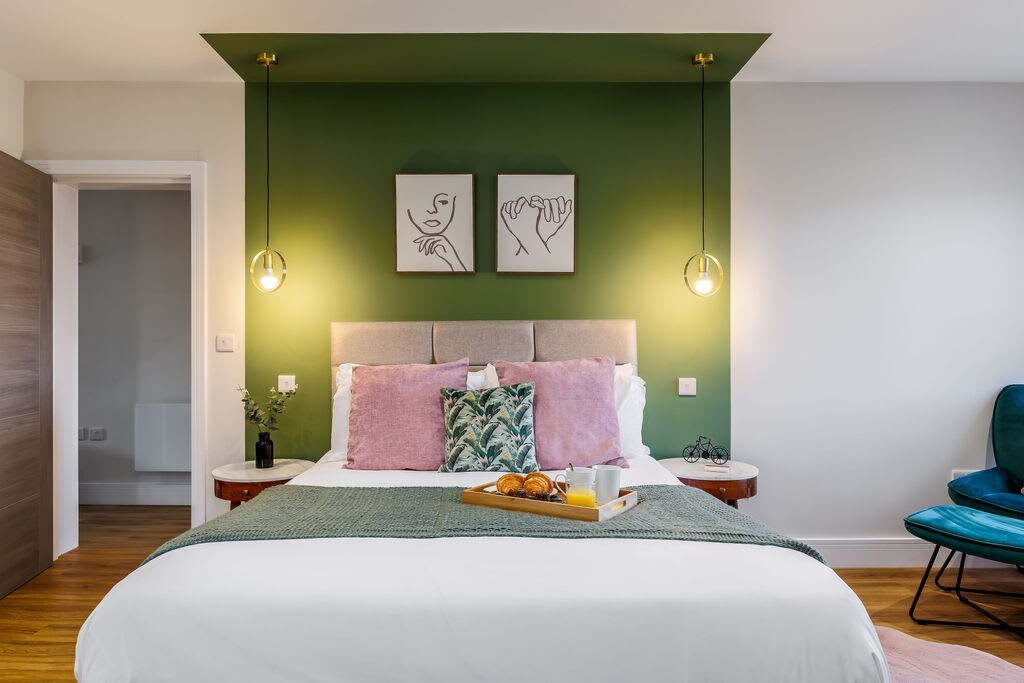 Homely Penthouse w/ Balcony, Free Parking & Wi-Fi