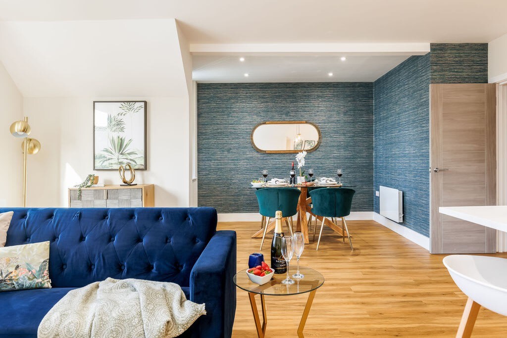Homely Penthouse w/ Balcony, Free Parking & Wi-Fi