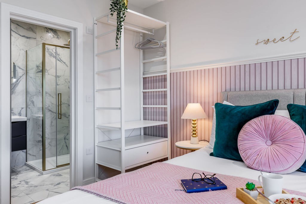 Homely Penthouse w/ Balcony, Free Parking & Wi-Fi