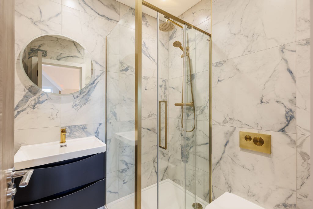 Homely Penthouse w/ Balcony, Free Parking & Wi-Fi