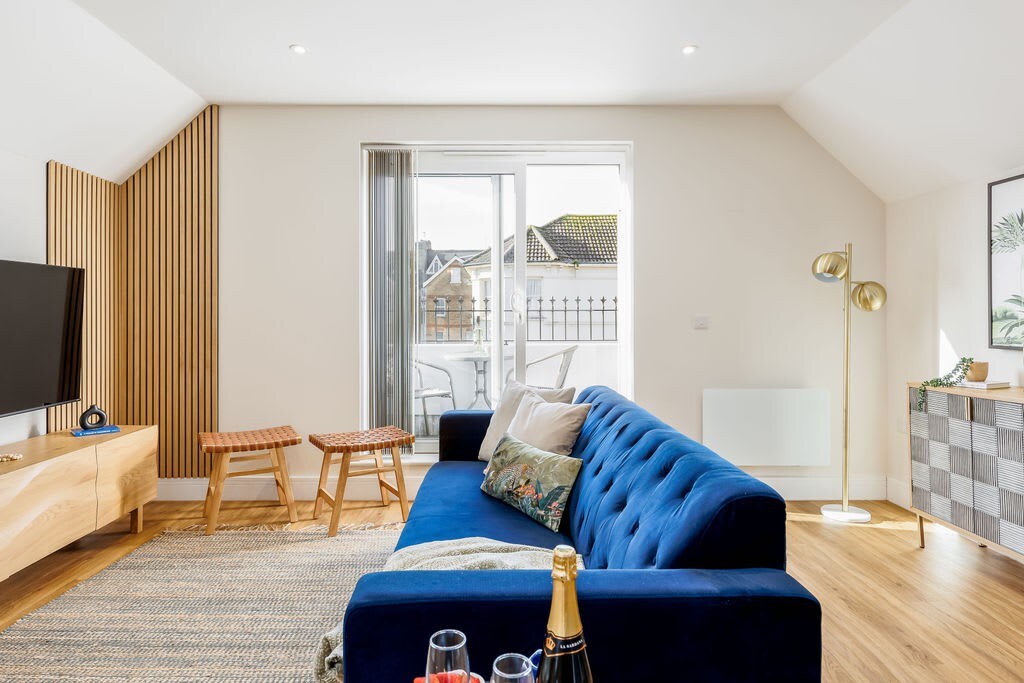 Homely Penthouse w/ Balcony, Free Parking & Wi-Fi
