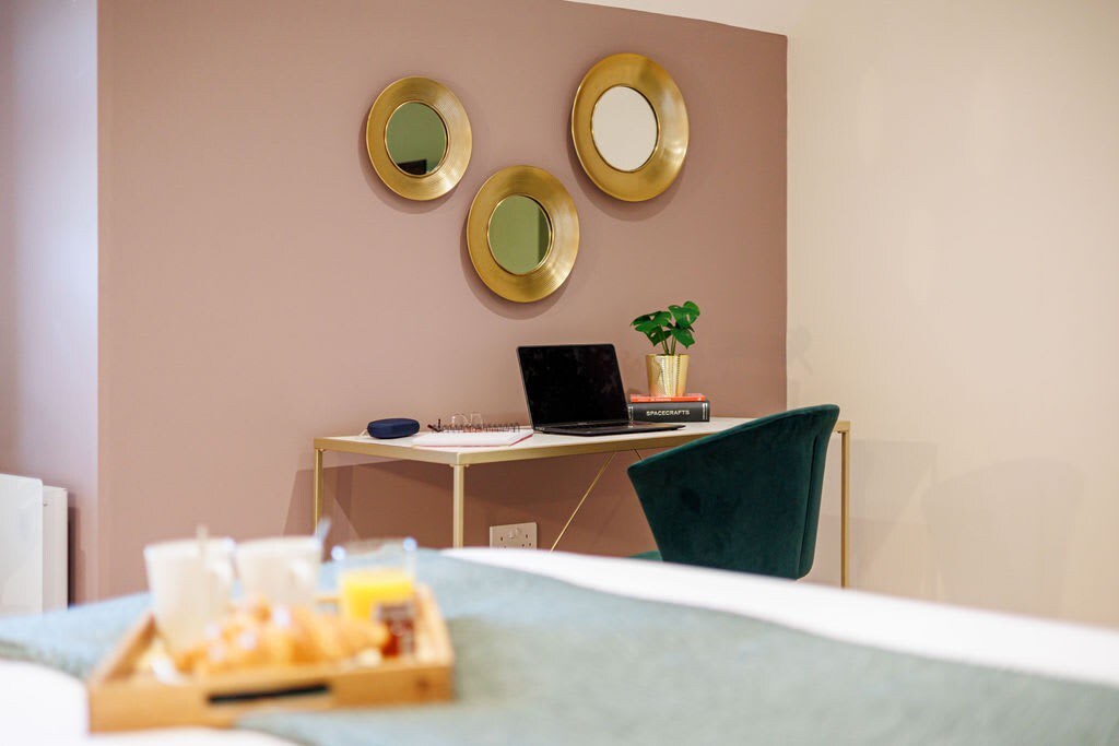 Homely Penthouse w/ Balcony, Free Parking & Wi-Fi